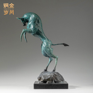 Escultura de Toro en Ascenso de Cobre y Oro, Figura Artística Hecha a Mano para Decoración de Mesa de Sala de Estar - Product Image 2