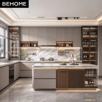 Meubles de cuisine modulaires de luxe sur mesure en bois grainé avec îlot vitrine à vin en verre LED pour projets de cuisines de villas, hôtels et appartements