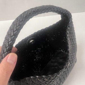 กระเป๋าถือผู้หญิงสไตล์เรโทรแบบสานจากโรงงาน หนังวัวแท้ สะพายไหล่ แฟชั่น พกพาสะดวก - Product Image 5