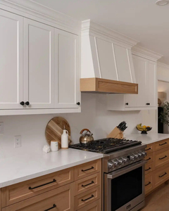 Armoires de cuisine sur mesure en gros du Vermont, deux tons, blanc en haut et bois naturel en bas, avec <span class=keywords><strong>quincaillerie</strong></span> noire - Product Image 1