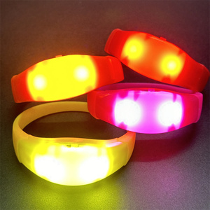 Pulseras intermitentes iluminadas con logotipo personalizado <span class=keywords><strong>en</strong></span> varios colores para ocasiones de Acción de Gracias de graduación de Ramadán - Product Image 4