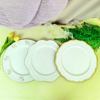Assiette de présentation ronde en plastique de 13 pouces, qualité supérieure, blanche avec bordure dorée, motif floral ondulé festonné, pour la décoration de table lors de mariages et événements.