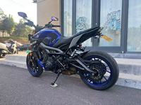 Yamaha MT-09 Hyper Naked - 890cc, refroidissement liquide, DOHC, 6 vitesses avec assistance et embrayage à roue libre