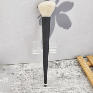 <span class=keywords><strong>Brocha</strong></span> Profesional <span class=keywords><strong>de</strong></span> Contorno <span class=keywords><strong>de</strong></span> Pelo Sintético con Mango para Difuminar y Realzar, Multiusos para Modificar las <span class=keywords><strong>Sombras</strong></span> Faciales - Product Image 1