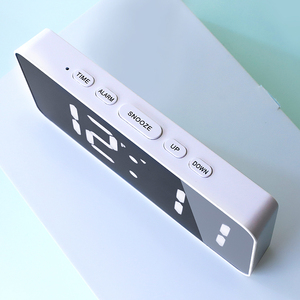 Réveil numérique de table avec miroir LED, <span class=keywords><strong>radio</strong></span>-commandé, correction automatique de l'heure, calendrier, fonction snooze et température, style japonais et allemand - Product Image 4