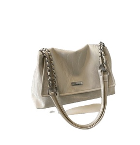 Túi tote công suất lớn với chất liệu da thật và thiết kế dây chuyền phù hợp cho cả đi lại và mua sắm - Product Image 1