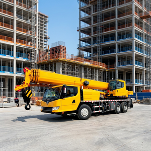 Grue de camion robuste de 25 tonnes avec une hauteur de levage de 25 m, un moteur de 33 000 kg de charge utile globale pour les projets de construction urbaine et d'infrastructure légère - Product Image 6