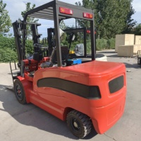 Carrello Elevatore Robusto da 2 Tonnellate con Motore AC, Montante Rinforzato e Pneumatici Antiscivolo per la Movimentazione su Rampe nei Centri di Distribuzione