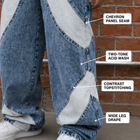 Jean large bleu pour homme, motif géométrique personnalisé, délavé à deux tons, surpiqûres contrastées, pour streetwear contemporain