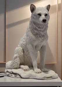 Lupo 7.75 pollici che si siede nella statua della neve resina bianca artico animale figurina decorazione invernale scultura della fauna selvatica decorazione della scrivania di casa ufficio - Product Image 5