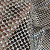 Filet en maille nue personnalisé en usine avec des pierres carrées en argent pour une belle robe haute couture