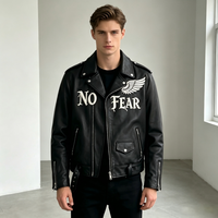 Veste en cuir vintage personnalisée pour motard avec lettrage et broderie d'ailes, poches zippées fonctionnelles, veste en cuir noire pour homme