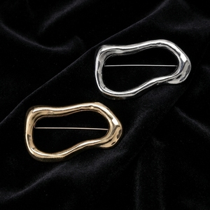 Broche géométrique irrégulière unique et tendance pour pull, chapeau, écharpe, costume, robe, vêtements - Product Image 1