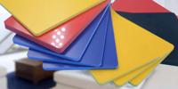 1220*2440mm feuilles de plastique de panneau de mousse de PVC co-extrudé de couleur rouge sans peinture écologique pour la publicité