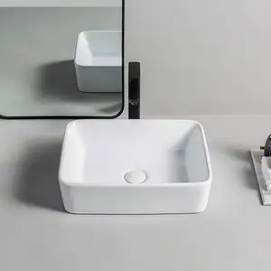 อ่างล้างมือในห้องน้ำทรงสี่เหลี่ยม,อ่างล้างมือเซรามิกสีขาวด้านบนโต๊ะศิลปะสำหรับล้างมือ