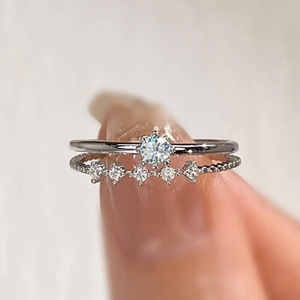 Anillo de Compromiso de Diamantes en Oro Blanco para Mujer, Corte Brillante Redondo, Color G Natural, con Diamantes Laterales, T0442 - Product Image 1