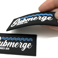Écusson en caoutchouc souple pour vêtement en PVC personnalisé de haute qualité Écusson en caoutchouc PVC noir Logo en relief