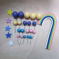 Décorations de gâteaux : Boules colorées de tailles variées avec papillons, fleurs et éventails pour décorer les toppers de gâteaux