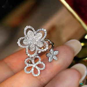 Anello Aperto a Tre Fiori per Donne, Gioiello Elegante e Scintillante per le Dita - Product Image 3