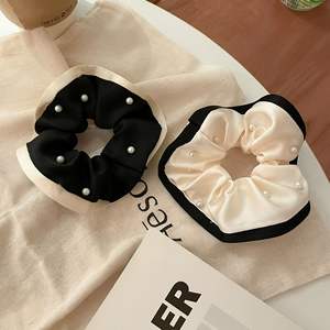 للبيع بالجملة أربطة شعر مرنة من قماش اللؤلؤ المخصص إكسسوارات أربطة شعر بيضاء سوداء لؤلؤ زهور حرير ساتان للنساء - Product Image 4