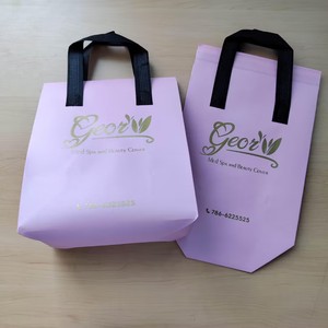 กระเป๋าเก็บความร้อนสีชมพูแบบไม่ทอ พิมพ์โลโก้สีทองตามสั่ง กระเป๋าช้อปปิ้งนำกลับมาใช้ใหม่ได้ สำหรับร้านเสริมสวยและสปา - Product Image 4