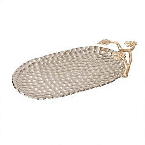 Plateau de service en aluminium moulé de 1 kg, finition argentée, design martelé, poignée dorée, compatible lave-vaisselle, écologique, pour le chocolat - Product Image 1