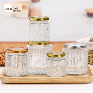 Vente en gros <span class=keywords><strong>Pot</strong></span> à miel <span class=keywords><strong>Pot</strong></span> en verre circulaire transparent avec rayures verticales et couvercle en métal pour conserves - Product Image 1