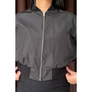 Chaqueta Bomber Negra de Manga Larga, Tejida y Resistente al Viento para Mujer - Product Image 2