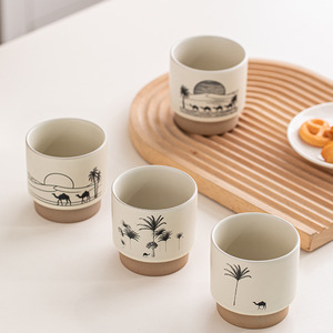 Tasse en céramique classique beige motif paysage désertique, tasse à thé en grès minimaliste imprimé chameau et palmier pour la maison et la cérémonie du thé - Product Image 1