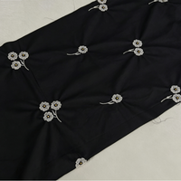 Tissu polyester noir mat avec broderie de petites fleurs dispersées, fil blanc, centres de perles dorées, doux et respirant, pour filles et garçons