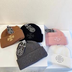 Maßgeschneiderte Modische Herbst Winter Strickmütze Modisches Kreuzstickerei Lederlogo Unisex Warme Beanie Damen Herren - Product Image 1