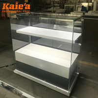 Présentoirs à bijoux pyramidaux sur pied avec finition dorée, vitrine haute en verre avec éclairage LED, armoire personnalisée avec serrure pour magasin de bijoux de luxe