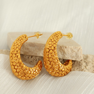 Pendientes de aro en forma de C, aleación de zinc dorada, joyería de moda para mujer, pendientes ligeros de lujo para uso diario - Product Image 1