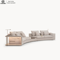 Ensemble de canapés incurvés de style italien, design de meubles exquis pour salon. Canapé modulaire en tissu pour villa.