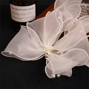 Accessoires de robe de mariée style féerique : Pince à <span class=keywords><strong>cheveux</strong></span> en mousseline blanche avec nœud, voile de mariée court, pince à <span class=keywords><strong>cheveux</strong></span> élégante en tulle blanc avec ruban - Product Image 4