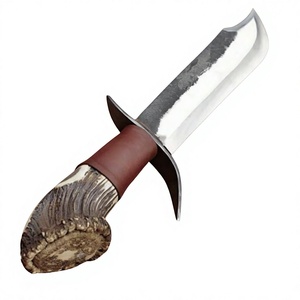 Couteau de chasse Damas à lame fixe, bord droit, manche en bois de cerf avec étui en cuir pour le camping et les activités de plein air - Product Image 1