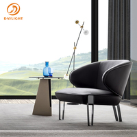 Fauteuil d'appoint moderne en cuir avec dossier incurvé et pieds en métal pour salon et salle de séjour