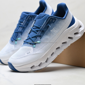 Chaussures de course Cloudtilt en tricot bleu et blanc, semelle épaisse, lacets, baskets de sport design pour l'entraînement quotidien - Product Image 1
