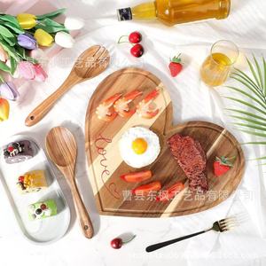 Tabla de cortar de madera en forma de corazón, juego de servir queso, frutas y pan de madera de acacia con cuchara y tenedor, set de regalo - Product Image 2