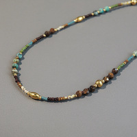 Collier ras du cou géométrique artisanal bohème pour femme, perles de riz en pierre naturelle colorées, design vintage style français 2026