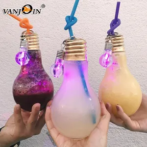 Tasse d'ampoule LED clignotante de 16oz 500 ml pour boissons avec paille bouteille d'ampoule en plastique à large bouche pour cadeaux de fête pour enfants