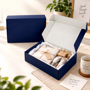 Boîte d'expédition en carton ondulé recyclé haut de gamme, entièrement personnalisée avec logo imprimé en couleur, finition mate bleu foncé, gaufrage et revêtement UV, pour chaussettes et gants - Product Image 3