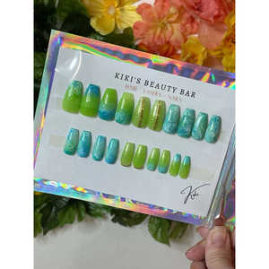 Set de 20 Uñas Postizas con Detalles de Cadena Dorada Pintados a Mano, Estilo Tropical Paradise (Tamaños 0-9) - Product Image 3