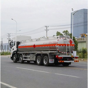 Camion-citerne diesel Dongfeng 8x4 de 30 000 L pour le transport de marchandises dangereuses et de liquides inflammables - Product Image 3
