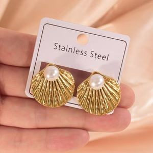 Boucles d'oreilles en gros en acier inoxydable doré avec accents de perles, designs floraux et géométriques tendance, boucles d'oreilles clous - Product Image 3