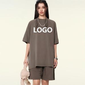 เสื้อยืดโอเวอร์ไซส์ผู้ชาย ผ้าฝ้าย แขนสั้น คอกลม พิมพ์ลายตัวอักษร สวมใส่สบาย ระบายอากาศได้ดี ทรงพอดีตัว ดีไซน์โลโก้ด้านหน้า - Product Image 1