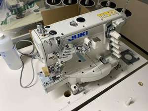 Nouvelle machine à coudre industrielle à point de recouvrement à trois aiguilles et cinq fils Juki MF-7923 à lit cylindrique - Product Image 2