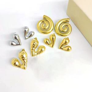 Joyería de Moda Minimalista al por Mayor, Aretes de Acero Inoxidable con Baño de Oro PVD de 18K, Diseño de Corazón Martillado en Espiral Irregular para Mujer - Product Image 1