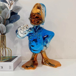 Statuetta Creativa di Paperino in Resina, Decorazione per Soggiorno e Camera da Letto, Finitura Galvanizzata, Oggetto da Collezione di Tendenza, Prodotto in Cina - Product Image 4