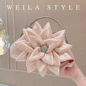 Pochette Elegante in <span class=keywords><strong>Raso</strong></span> con Fiore, Strass e Manico Superiore per Matrimonio, Sposa, Cocktail Party, Abito da Cerimonia ed Eventi di Ricevimento - Product Image 1